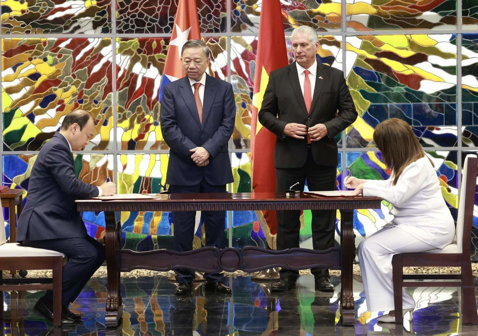 Tổng Bí thư, Chủ tịch nước Tô Lâm và Bí thư thứ nhất Đảng Cộng sản Cuba, Chủ tịch Cuba Miguel Diaz-Canel Bermudez chứng kiến Lễ ký kết văn kiện hợp tác giữa Tạp chí Cộng sản với Tạp chí Cuba Xã hội chủ nghĩa. (Ảnh: Lâm Khánh/TTXVN)