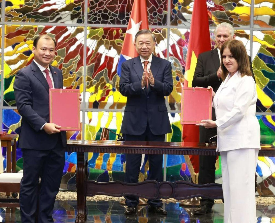 Tổng Bí thư, Chủ tịch nước Tô Lâm và Bí thư thứ nhất Đảng Cộng sản Cuba, Chủ tịch Cuba Miguel Diaz-Canel Bermudez chứng kiến Lễ ký kết văn kiện hợp tác giữa Tạp chí Cộng sản với Tạp chí Cuba Xã hội chủ nghĩa. (Ảnh: Lâm Khánh/TTXVN)