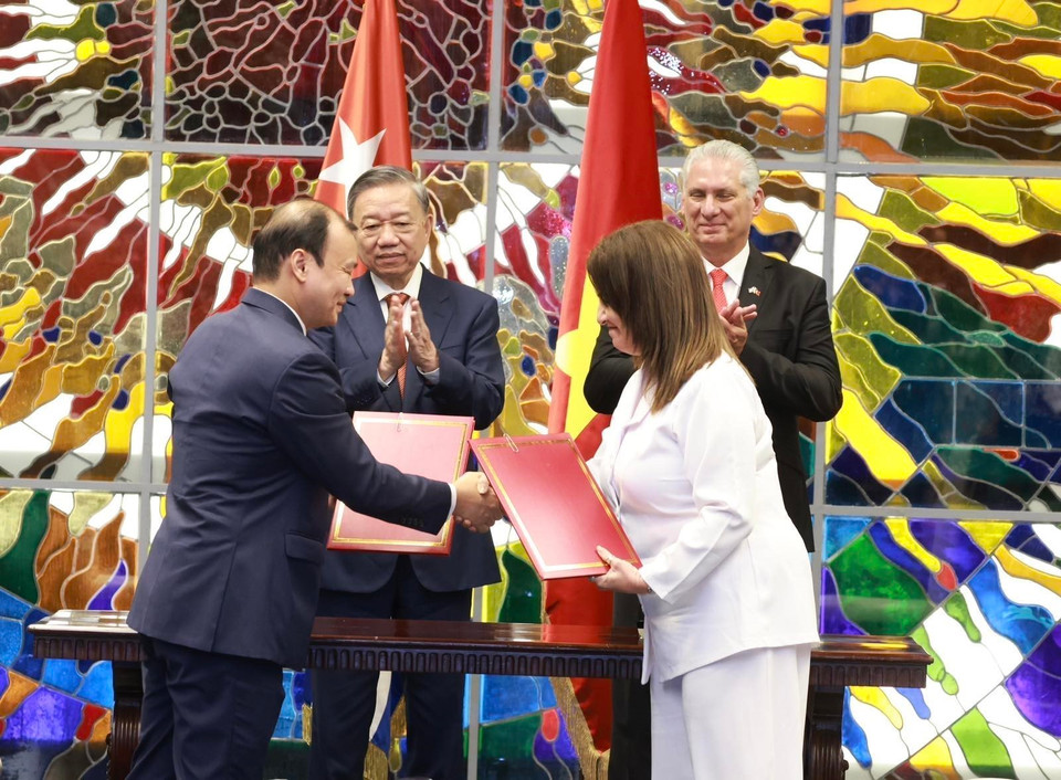 Tổng Bí thư, Chủ tịch nước Tô Lâm và Bí thư thứ nhất Đảng Cộng sản Cuba, Chủ tịch Cuba Miguel Diaz Canel Bermudez chứng kiến Lễ ký kết văn kiện hợp tác giữa Tạp chí Cộng sản với Tạp chí Cuba Xã hội chủ nghĩa. (Ảnh: Lâm Khánh/TTXVN)