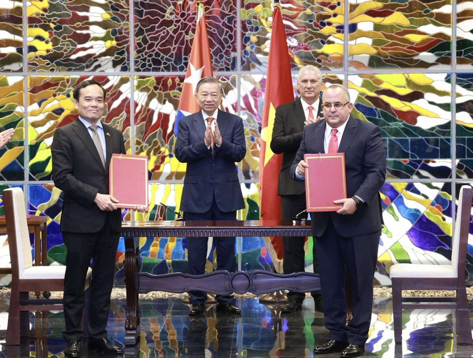 Tổng Bí thư, Chủ tịch nước Tô Lâm và Bí thư thứ nhất Đảng Cộng sản Cuba, Chủ tịch Cuba Miguel Diaz-Canel Bermudez chứng kiến Lễ ký kết văn kiện hợp tác giữa Ban Kinh tế Trung ương Đảng Cộng sản Việt Nam với Ban Kinh tế và Sản xuất Trung ương Đảng Cộng sản Cuba. (Ảnh: Lâm Khánh/TTXVN)