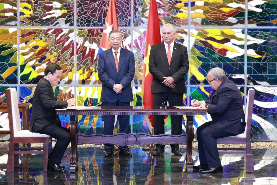 Tổng Bí thư, Chủ tịch nước Tô Lâm và Bí thư thứ nhất Đảng Cộng sản Cuba, Chủ tịch Cuba Miguel Diaz-Canel Bermudez chứng kiến Lễ ký kết văn kiện hợp tác giữa Ban Kinh tế Trung ương Đảng Cộng sản Việt Nam với Ban Kinh tế và Sản xuất Trung ương Đảng Cộng sản Cuba. (Ảnh: Lâm Khánh/TTXVN)