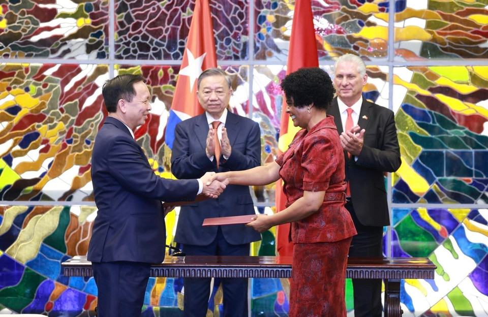 Tổng Bí thư, Chủ tịch nước Tô Lâm và Bí thư thứ nhất Đảng Cộng sản Cuba, Chủ tịch Cuba Miguel Diaz-Canel Bermudez chứng kiến Lễ ký kết văn kiện hợp tác giữa Ngân hàng Nhà nước Việt Nam với Ngân hàng Trung ương Cuba. (Ảnh: Lâm Khánh/TTXVN)