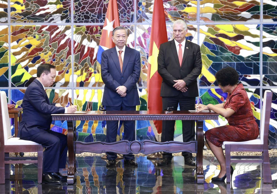 Tổng Bí thư, Chủ tịch nước Tô Lâm và Bí thư thứ nhất Đảng Cộng sản Cuba, Chủ tịch Cuba Miguel Diaz-Canel Bermudez chứng kiến Lễ ký kết văn kiện hợp tác giữa Ngân hàng Nhà nước Việt Nam với Ngân hàng Trung ương Cuba. (Ảnh: Lâm Khánh/TTXVN)