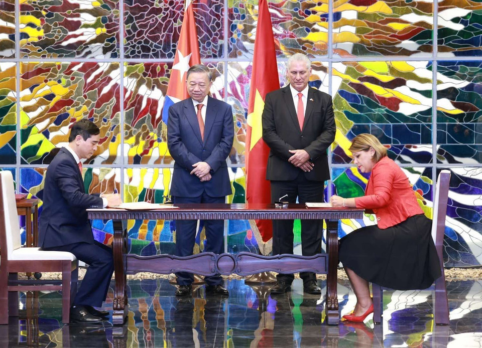 Tổng Bí thư, Chủ tịch nước Tô Lâm và Bí thư thứ nhất Đảng Cộng sản Cuba, Chủ tịch Cuba Miguel Diaz Canel Bermudez chứng kiến Lễ ký kết văn kiện hợp tác giữa tỉnh Vĩnh Phúc với tỉnh Mayabeque. (Ảnh: Lâm Khánh/TTXVN)