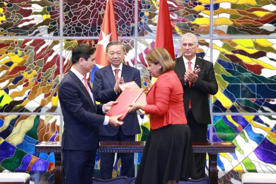 Tổng Bí thư, Chủ tịch nước Tô Lâm và Bí thư thứ nhất Đảng Cộng sản Cuba, Chủ tịch Cuba Miguel Diaz Canel Bermudez chứng kiến Lễ ký kết văn kiện hợp tác giữa tỉnh Vĩnh Phúc với tỉnh Mayabeque. (Ảnh: Lâm Khánh/TTXVN)