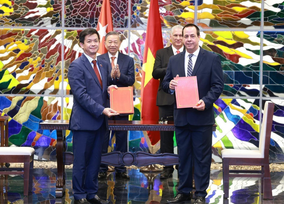 Tổng Bí thư, Chủ tịch nước Tô Lâm và Bí thư thứ nhất Đảng Cộng sản Cuba, Chủ tịch Cuba Miguel Diaz-Canel Bermudez chứng kiến Lễ ký kết văn kiện hợp tác giữa tỉnh Quảng Trị với Bộ Y tế Cuba. (Ảnh: Lâm Khánh/TTXVN)