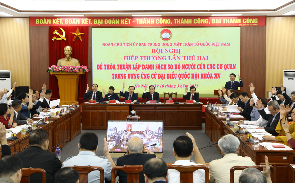 Các đại biểu biểu quyết tại Hội nghị. (Ảnh: Văn Điệp/TTXVN)