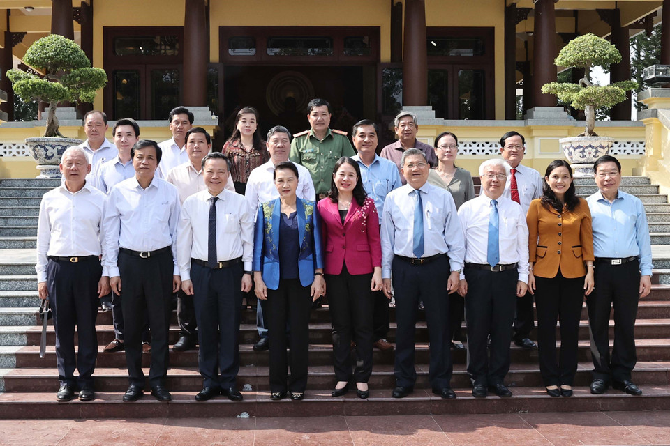 Chủ tịch Quốc hội Nguyễn Thị Kim Ngân cùng các đại biểu chụp ảnh tại Khu tưởng niệm Chủ tịch Tôn Đức Thắng. (Ảnh: Trọng Đức/TTXVN)