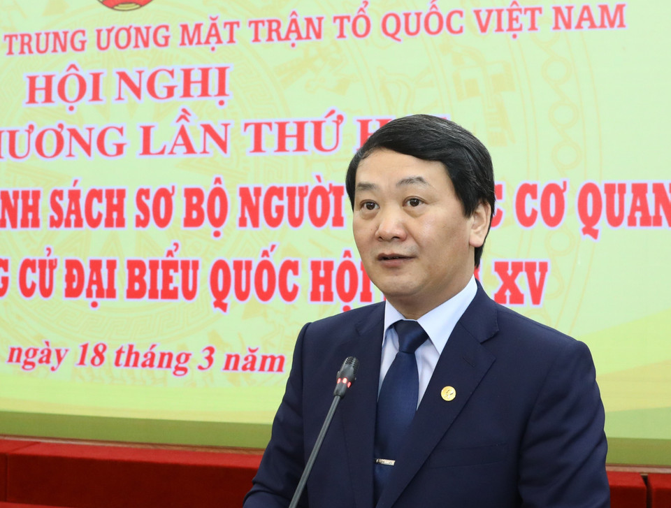 Ông Hầu A Lềnh, Ủy viên Trung ương Đảng, Phó Chủ tịch, Tổng thư ký Ủy ban Trung ương Mặt trận Tổ quốc Việt Nam phát biểu tại Hội nghị. (Ảnh: Văn Điệp/TTXVN)