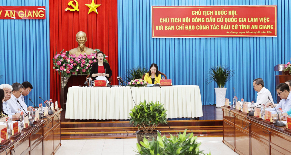 Chủ tịch Quốc hội Nguyễn Thị Kim Ngân phát biểu tại buổi làm việc. (Ảnh: Trọng Đức/TTXVN)