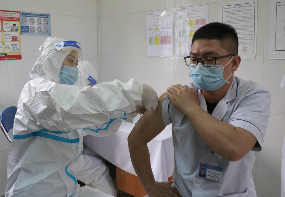 Bác sỹ Đặng Văn Huy, công tác tại Bệnh viện dã chiến Điện Biên Phủ được tiêm vaccine phòng COVID-19. (Ảnh: Xuân Tiến/TTXVN)