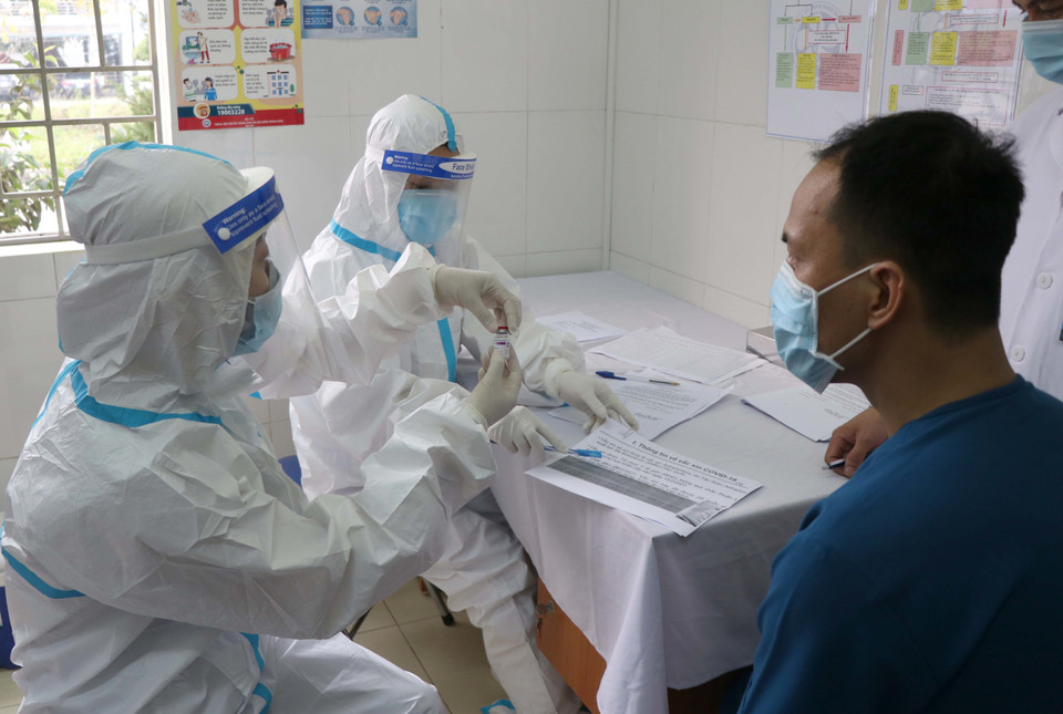 Đội ngũ y, bác sỹ tư vấn cho người được tiêm vaccine COVID-19 về tác dụng, lợi ích của việc sử dụng vaccine và giải thích những phản ứng có thể gặp sau tiêm. (Ảnh: Xuân Tiến/TTXVN)