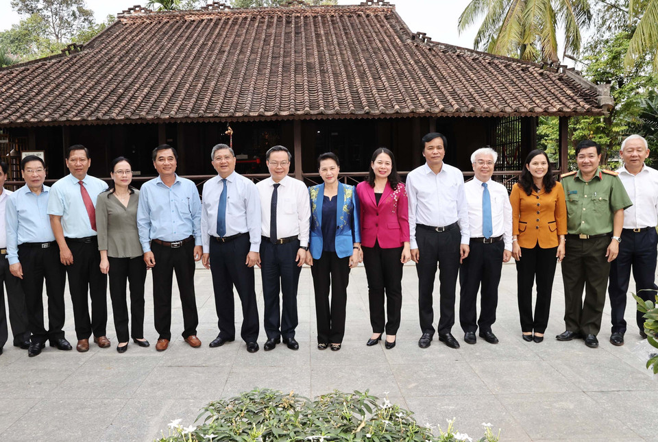 Chủ tịch Quốc hội Nguyễn Thị Kim Ngân cùng các đại biểu chụp ảnh tại Khu tưởng niệm Chủ tịch Tôn Đức Thắng. (Ảnh: Trọng Đức/TTXVN)