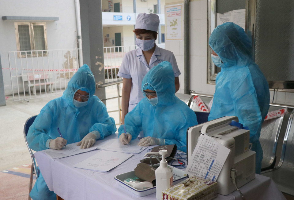 Khu vực theo dõi và tiến hành kiểm tra các chỉ số sức khỏe cho người sau tiêm. (Ảnh: Xuân Tiến/TTXVN)