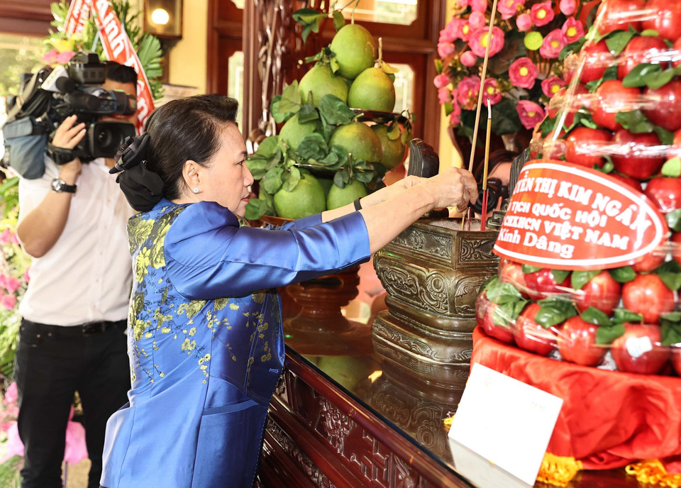 Chủ tịch Quốc hội Nguyễn Thị Kim Ngân dâng hương tại Khu tưởng niệm Chủ tịch Tôn Đức Thắng. (Ảnh: Trọng Đức/TTXVN)