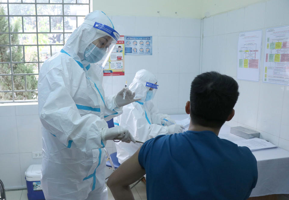 Thực hiện mũi tiêm vaccine phòng COVID-19 cho bác sỹ Nguyễn Đức Hạnh, Trưởng khoa Hồi sức cấp cứu (Bệnh viện dã chiến Điện Biên Phủ). Đây là trường hợp đầu tiên được tiêm vaccine COVID-19 trên địa bàn tỉnh Điện Biên. (Ảnh: Xuân Tiến/TTXVN)