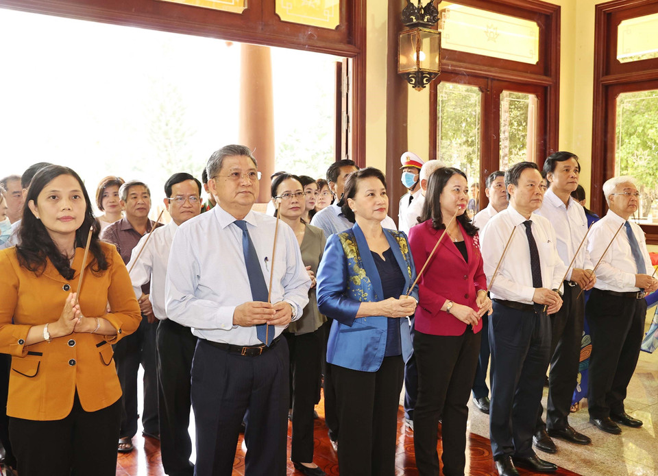 Chủ tịch Quốc hội Nguyễn Thị Kim Ngân dâng hương tại Khu tưởng niệm Chủ tịch Tôn Đức Thắng. (Ảnh: Trọng Đức/TTXVN)