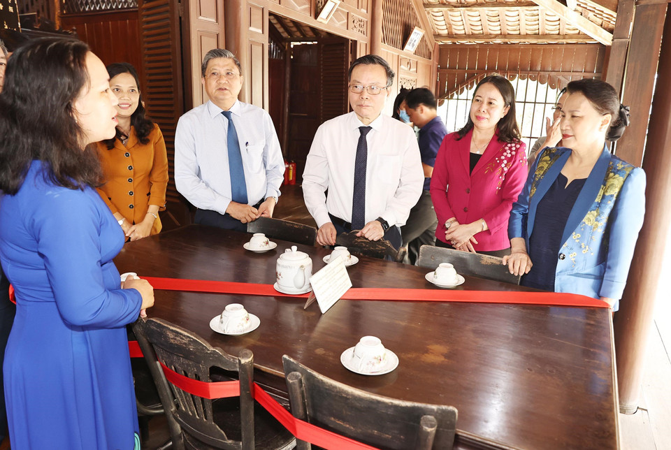 Chủ tịch Quốc hội Nguyễn Thị Kim Ngân tham quan nhà của Chủ tịch Tôn Đức Thắng trong Khu tưởng niệm Chủ tịch Tôn Đức Thắng. (Ảnh: Trọng Đức/TTXVN)