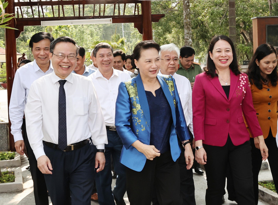 Chủ tịch Quốc hội Nguyễn Thị Kim Ngân tham quan Khu tưởng niệm Chủ tịch Tôn Đức Thắng. (Ảnh: Trọng Đức/TTXVN)