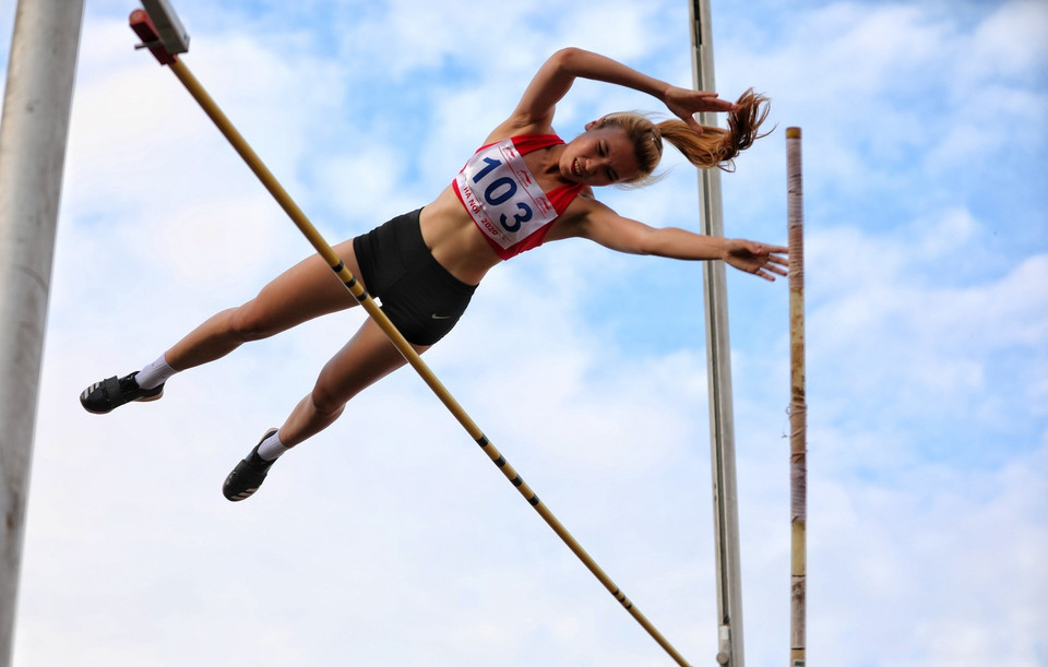 Các vận động viên thực hiện nội dung chung kết nhảy sào nữ. (Ảnh: Thành Đạt/TTXVN)