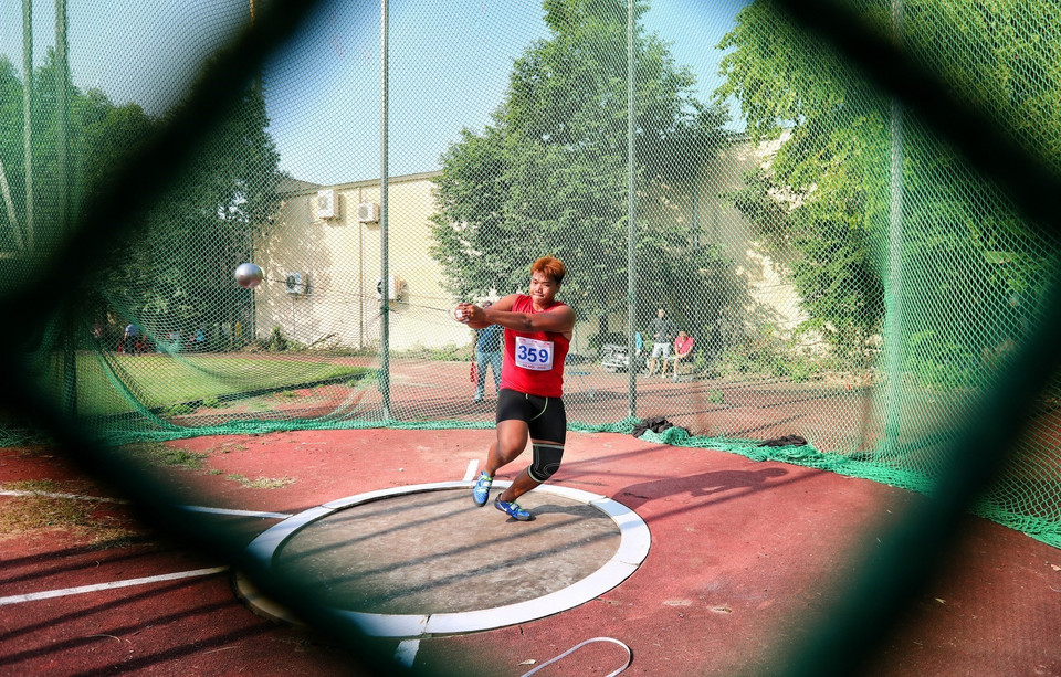 Các vận động viên thực hiện nội dung Chung kết ném búa nam. (Ảnh: Thành Đạt/TTXVN)