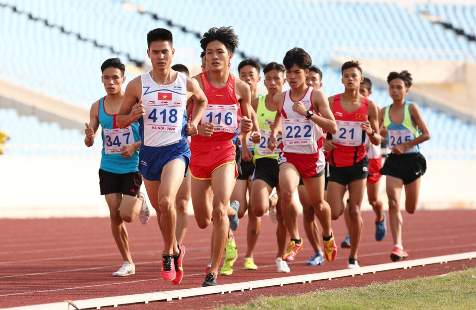 Các vận động viên tranh tài ở nội dung chung kết chạy 1.500m nam. (Ảnh: Thành Đạt/TTXVN)