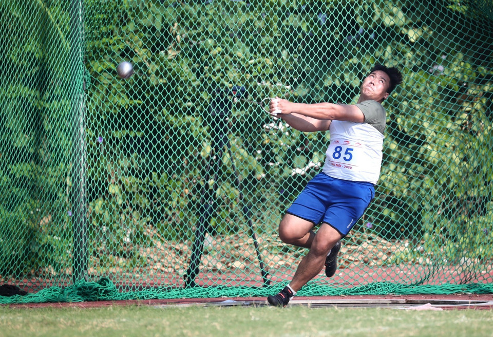 Các vận động viên thực hiện nội dung Chung kết ném búa nam. (Ảnh: Thành Đạt/TTXVN)