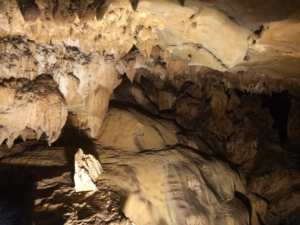 Vẻ đẹp hoang sơ bên trong hang động Thẳm Khến. (Ảnh: Xuân Tư/TTXVN)