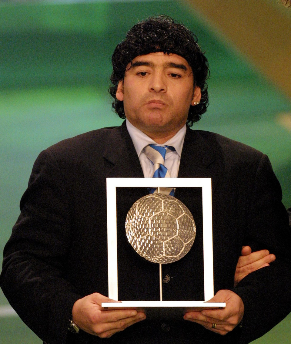 Diego Maradona nhận giải Cầu thủ bóng đá thế kỷ' do FIFA trao tặng vào năm 2002. (Nguồn: Getty Images)