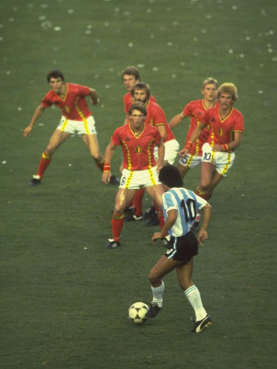 Maradona trong trận Argentina gặp Bỉ tại World Cup 1982. (Nguồn: Getty Images)