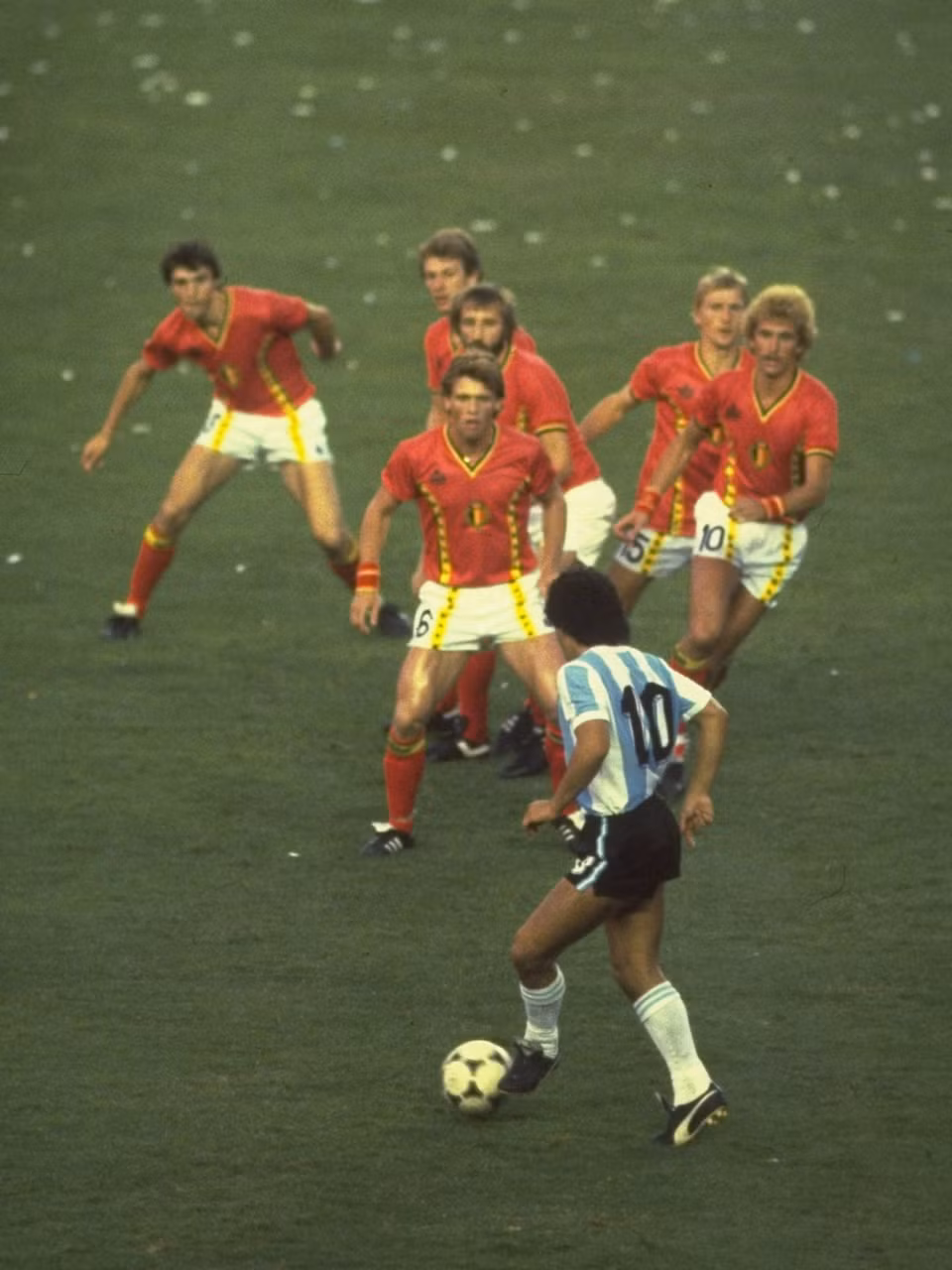 Maradona trong trận Argentina gặp Bỉ tại World Cup 1982. (Nguồn: Getty Images)