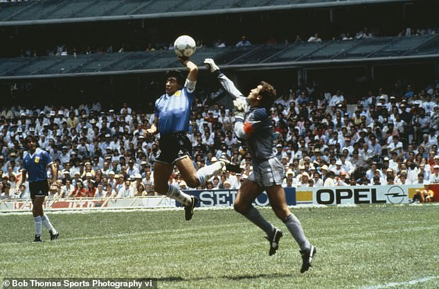 Ở World Cup 1986, Maradona đã khiến cả thế giới phải nhớ đến khoảng khắc ông ghi bàn bằng tay vào lưới tuyển Anh ở tứ kết, và được người hâm mộ đặt cho cái tên 'Bàn tay của Chúa.' (Nguồn: Daily Mail)