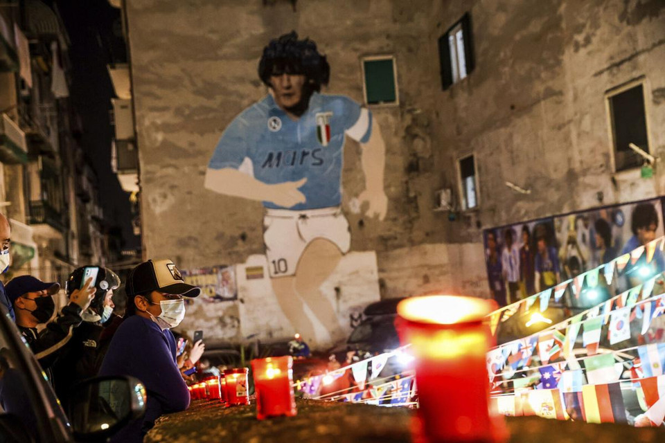 Người hâm mộ Napoli tưởng nhớ huyền thoại Maradona. (Nguồn: martinsvillebulletin)
