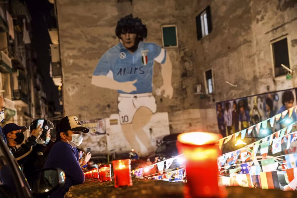 Người hâm mộ Napoli tưởng nhớ huyền thoại Maradona. (Nguồn: martinsvillebulletin)