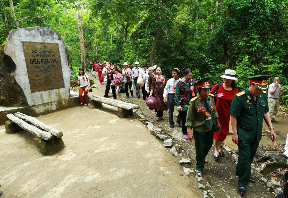 Đông đảo du khách đến tham quan khu di tích Mường Phăng, nơi đặt Sở chỉ huy Chiến dịch Điện Biên Phủ năm xưa. (Ảnh: Tuấn Anh/TTXVN)