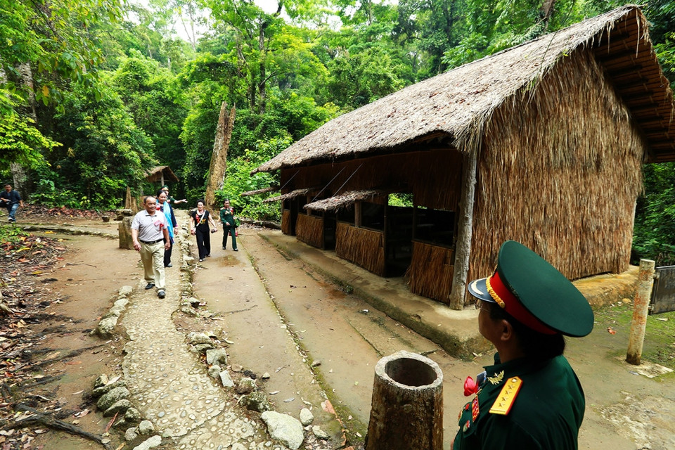  Khách tham quan lán tác chiến Hội trường - nơi diễn ra các Hội nghị cán bộ do Đảng ủy và Bộ Chỉ huy triệu tập. (Ảnh: Tuấn Anh/TTXVN)