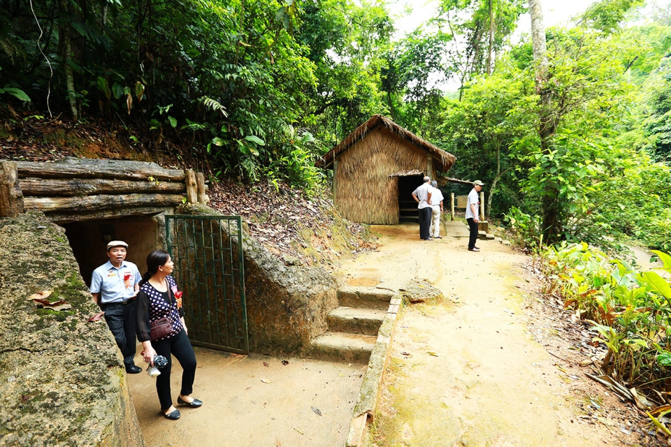 Cửa hầm xuyên núi nối lán làm việc của Đại tướng Võ Nguyên Giáp với lán Phó Tổng Tham mưu trưởng Hoàng Văn Thái. (Ảnh: Tuấn Anh/TTXVN)