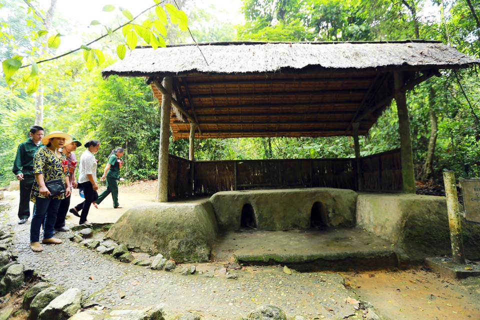 Khách tham quan bếp Hoàng Cầm trong khu di tích. (Ảnh: Tuấn Anh/TTXVN)