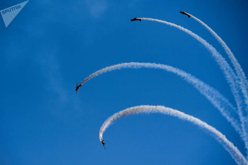 Màn trình diễn của đội máy bay huấn luyện Yakovlev Yak-52. (Nguồn: Sputnik)