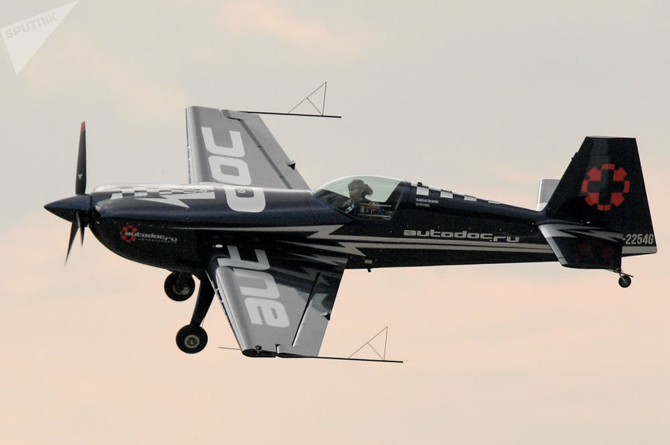 Nhà vô địch thể thao trên thế giới Svetlana Kapanina trình diễn trên máy bay Extra 300 tại triển lãm. (Nguồn: Sputnik)