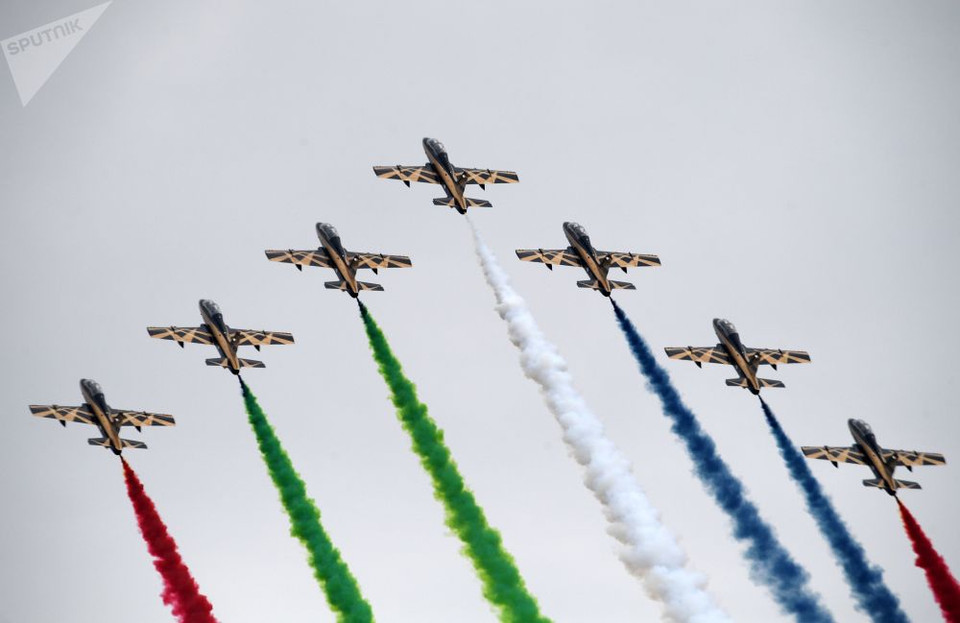  Đội máy bay nhào lộn Fursan Al Emarat của các Tiểu Vương quốc Arab Thống nhất trình diễn tại triển lãm. (Nguồn: Sputnik)