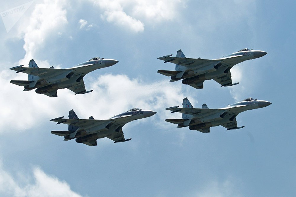 Máy bay chiến đấu đa năng Sukhoi Su-35 trình diễn bay đội hình. (Nguồn: Sputnik)