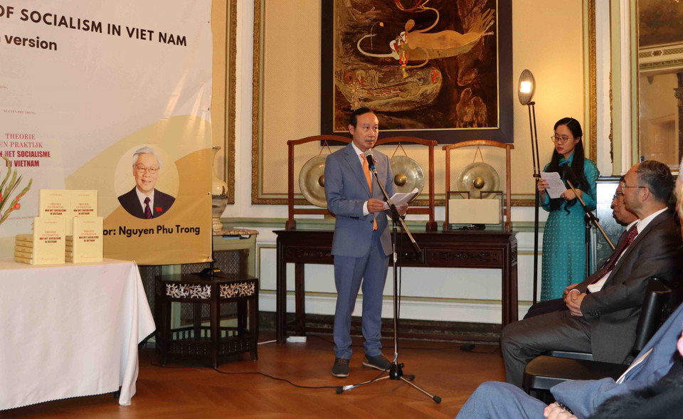 Ông Nguyễn Văn Thảo, Đại sứ Việt Nam tại Bỉ - Trưởng Phái đoàn Việt Nam bên cạnh EU, phát biểu khai mạc Lễ ra mắt sách tại Brussels tối 12/10 . (Ảnh: Hương Giang/TTXVN) 