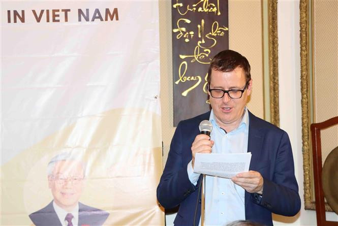 Ông David Prestieau, Trưởng Ban Chính trị, đảng Lao động Bỉ (PTB) phát biểu tại lễ ra mắt sách. (Ảnh: Hương Giang/TTXVN)