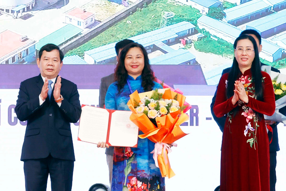 Lãnh đạo tỉnh Quảng Ngãi trao Quyết định chủ trương đầu tư cho các nhà đầu tư. (Ảnh: Thống Nhất/TTXVN)