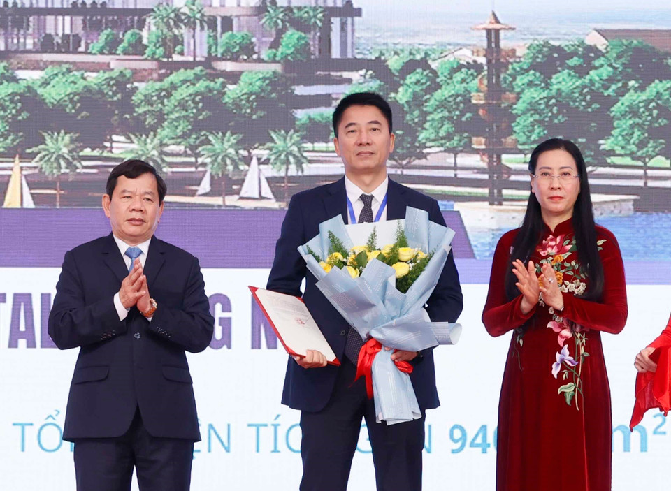 Lãnh đạo tỉnh Quảng Ngãi trao Quyết định chủ trương đầu tư cho các nhà đầu tư. (Ảnh: Thống Nhất/TTXVN)