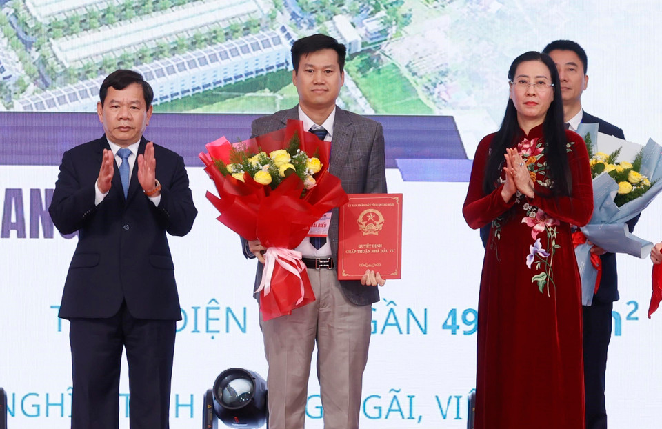 Lãnh đạo tỉnh Quảng Ngãi trao Quyết định chủ trương đầu tư cho các nhà đầu tư. (Ảnh: Thống Nhất/TTXVN)
