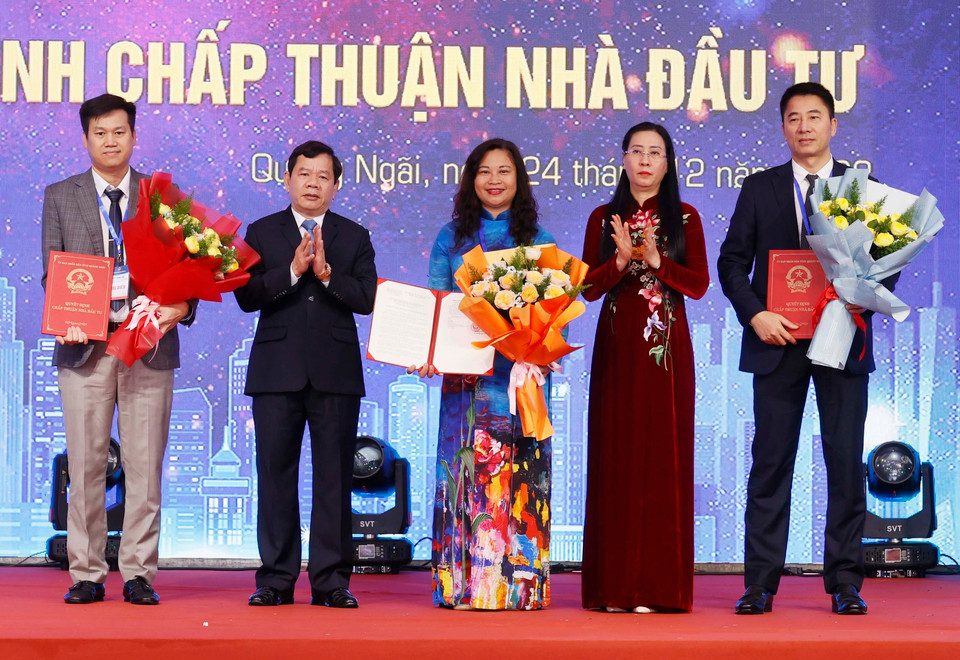 Lãnh đạo tỉnh Quảng Ngãi trao Quyết định chủ trương đầu tư cho các nhà đầu tư. (Ảnh: Thống Nhất/TTXVN)