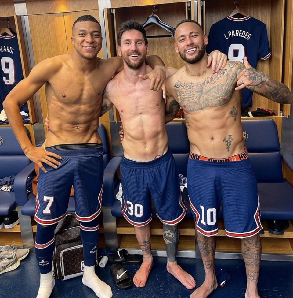Bộ ba Messi-Mbappe-Neymar chụp ảnh sau chiến thắng. 