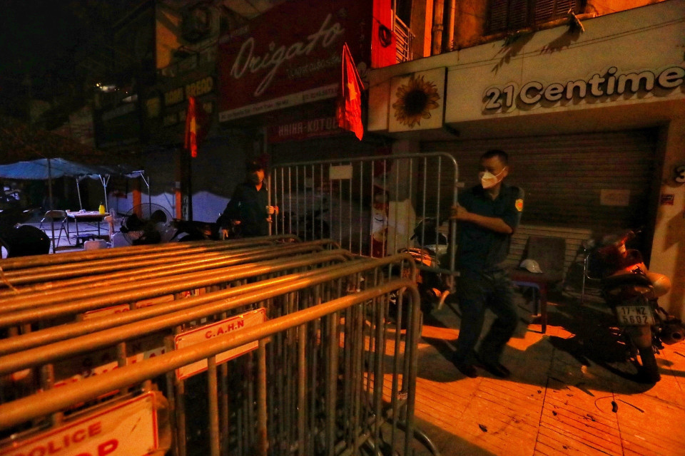 Lực lượng dân quân tự vệ quận Thanh Xuân gỡ bỏ rào chắn tại ngõ 328, 330 đường Nguyễn Trãi. (Ảnh: Tuấn Anh/TTXVN)